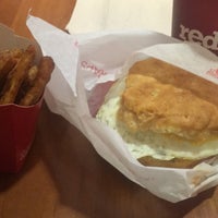 Photo taken at Wendy’s by Neto S. on 9/23/2017