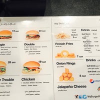 Foto diambil di My Burger oleh 𝐀𝐛𝐨𝐋𝐀𝐘𝐀𝐋 pada 3/4/2017