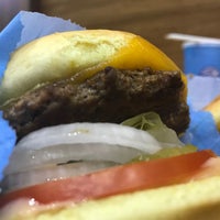 Photo taken at Elevation Burger by 𝐀𝐛𝐨𝐋𝐀𝐘𝐀𝐋 on 5/15/2017