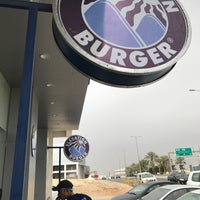 Photo taken at Elevation Burger by 𝐀𝐛𝐨𝐋𝐀𝐘𝐀𝐋 on 3/13/2017