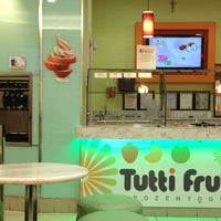 Photo taken at Tutti Frutti Frozen Yogurt by Enrique L. on 10/9/2013