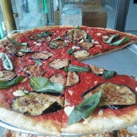 Снимок сделан в Carlo&amp;#39;s Pizza пользователем Carlo&amp;#39;s Gourmet Pizzeria &amp;amp; Restaurant 1/3/2014