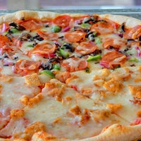 Das Foto wurde bei Carlo&amp;#39;s Pizza von Carlo&amp;#39;s Gourmet Pizzeria &amp;amp; Restaurant am 1/3/2014 aufgenommen
