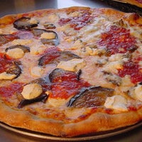 Foto tomada en Carlo&amp;#39;s Pizza  por Carlo&amp;#39;s Gourmet Pizzeria &amp;amp; Restaurant el 1/3/2014