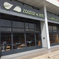 รูปภาพถ่ายที่ Zaatar w Zeit โดย Adam A. เมื่อ 6/8/2015