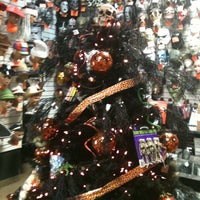 Foto scattata a HalloweenMart - Your Year Round Costume and Prop Shop! da @LVSells il 11/28/2012