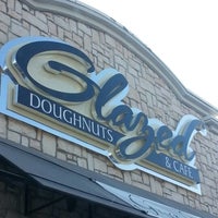 รูปภาพถ่ายที่ Glazed Doughnuts &amp;amp; Cafe โดย Barbara K. เมื่อ 12/17/2012