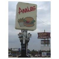 Photo taken at Annie&amp;#39;s Burgers by Houston Press on 8/4/2014