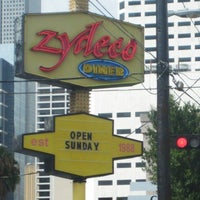 8/4/2014 tarihinde Houston Pressziyaretçi tarafından Zydeco Louisiana Diner'de çekilen fotoğraf