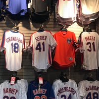 Photo taken at Mets Clubhouse Shop by Alewijn B. on 5/20/2018