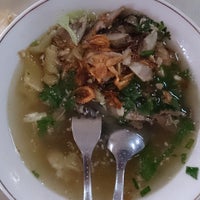 Foto diambil di Sop Ayam Bu Sumirah oleh Cindy pada 7/25/2015