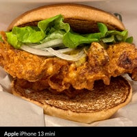 Photo taken at Freshness Burger by つく ™. on 10/5/2022