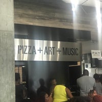Foto diambil di Slim &amp;amp; Husky&amp;#39;s Pizza Beeria oleh Monique S. pada 6/22/2019