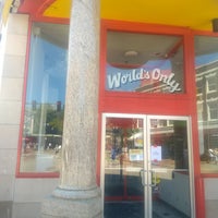 Foto scattata a World&amp;#39;s Only Curious George Store da Kit K. il 7/2/2019