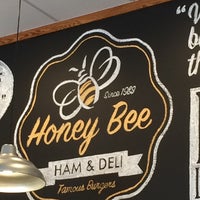 Foto tomada en Honey-Bee Ham &amp;amp; Deli  por Mike A. el 12/11/2015