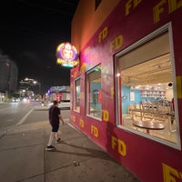 รูปภาพถ่ายที่ Fireman Derek&amp;#39;s Bake Shop &amp;amp; Cafe โดย Dr. A. เมื่อ 7/21/2023