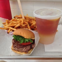 รูปภาพถ่ายที่ Milk Burger โดย Angela Isabel เมื่อ 7/26/2013