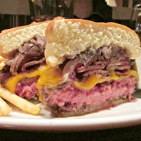 1/9/2014 tarihinde Burger Weeklyziyaretçi tarafından E&amp;E Grill House'de çekilen fotoğraf