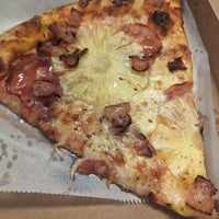 3/13/2024 tarihinde Michelleziyaretçi tarafından Tony’s Pizza Napoletana'de çekilen fotoğraf