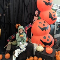 10/19/2019 tarihinde Michelleziyaretçi tarafından Yerba Buena Ice Skating &amp;amp; Bowling Center'de çekilen fotoğraf