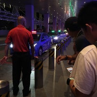 Photo taken at Marina Bay Sands Hotel Taxi Stand by Kî N. on 8/25/2018