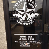 3/26/2014 tarihinde Katie B.ziyaretçi tarafından Central Texas Gun Works'de çekilen fotoğraf
