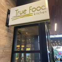 รูปภาพถ่ายที่ True Food Kitchen โดย Charles S. เมื่อ 9/28/2021