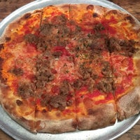 4/21/2017 tarihinde Erin K.ziyaretçi tarafından Bartolotta&amp;#39;s Pizzeria Piccola'de çekilen fotoğraf