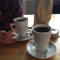 รูปภาพถ่ายที่ Browns Coffeehouse โดย Amber P. เมื่อ 5/15/2012