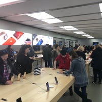 Photo taken at Apple Roosevelt Field by .,. on 12/29/2018