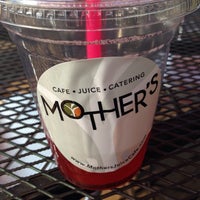 Das Foto wurde bei Mother’s Juice Cafe von Virginia A. am 6/27/2015 aufgenommen