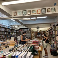 Foto diambil di Mercer Street Books oleh Minji K. pada 8/25/2020