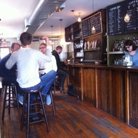 Foto tomada en The West—Coffeehouse &amp;amp; Bar  por Nea M. el 10/9/2013