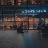 รูปภาพถ่ายที่ Shake Shack โดย Aa เมื่อ 8/10/2022