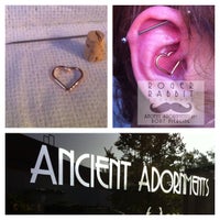 รูปภาพถ่ายที่ Ancient Adornments Body Piercing โดย Ancient Adornments Body Piercing เมื่อ 1/13/2014