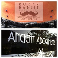 1/13/2014 tarihinde Ancient Adornments Body Piercingziyaretçi tarafından Ancient Adornments Body Piercing'de çekilen fotoğraf