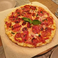 รูปภาพถ่ายที่ Chorizo pizza โดย 🎀🎀🎀Леля🎀🎀🎀 i. เมื่อ 8/3/2019