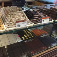 7/3/2015 tarihinde Judyziyaretçi tarafından Leonidas Belgian Chocolates'de çekilen fotoğraf