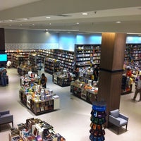 Foto tirada no(a) Saraiva MegaStore por Sabrina R. em 11/18/2012