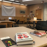Foto tirada no(a) Toronto Public Library - Lillian H. Smith Branch por Yesh Y. em 9/4/2019