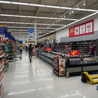 รูปภาพถ่ายที่ Walmart Supercentre โดย Дмитрий Ч. เมื่อ 9/20/2022