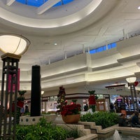 Foto tirada no(a) Oakland Mall por Stephen O. em 12/26/2018