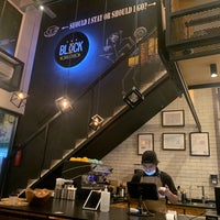 Foto tomada en The Block Grill &amp;amp; Cafe  por Abdullah A. el 5/21/2021