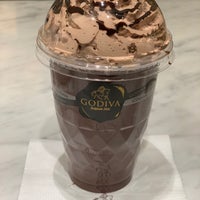 Photo taken at Godiva by 猫に優しく 地. on 12/17/2020