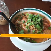 Foto scattata a Kaosamai Thai Restaurant &amp;amp; Caterer&amp;#39;s da Yao L. il 4/22/2017