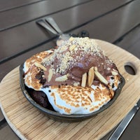 รูปภาพถ่ายที่ Honey Badger Dessert Cafe โดย SwINg P. เมื่อ 12/27/2019