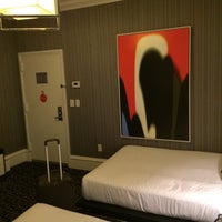 Das Foto wurde bei The Moderne Hotel von George S. am 11/4/2014 aufgenommen