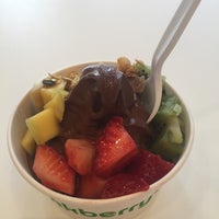Photo taken at Pinkberry by Даша Б. on 4/24/2015