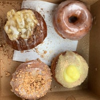 Foto tirada no(a) Top That Donuts por Kate L. em 10/25/2020
