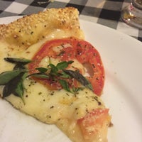 Foto tirada no(a) Loppiano Pizza por Lu H. em 9/16/2015